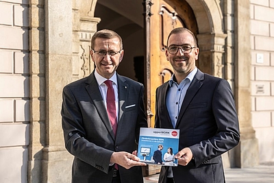 Wirtschafts-Landesrat Markus Achleitner und Manfred Luger, Leiter der Abteilung Human Capital Management bei Business Upper Austria, mit der neuen Förderbroschüre.  © Land OÖ/Tina Gerstmair