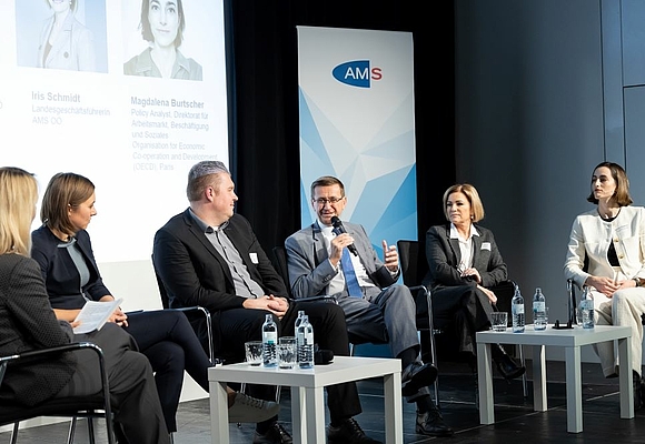 V. l.: Conny Dürnberger (Moderation), Julia Zautner (Head of Human Ressources EREMA), Christopher Schuster (Leiter Aus- und Weiterbildung, HR-Marketing und Recruiting BMW Group Werk Steyr), Wirtschafts-Landesrat Markus Achleitner, Iris Schmidt (Landesgeschäftsführerin AMS OÖ), Magdalena Burtscher (Policy Analyst im Direktorat für Arbeitsmarkt OECD) ©cityfoto/Roberta Pelzl-Mairwöger