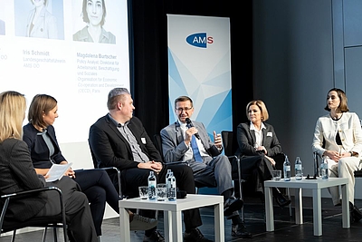 V. l.: Conny Dürnberger (Moderation), Julia Zautner (Head of Human Ressources EREMA), Christopher Schuster (Leiter Aus- und Weiterbildung, HR-Marketing und Recruiting BMW Group Werk Steyr), Wirtschafts-Landesrat Markus Achleitner, Iris Schmidt (Landesgeschäftsführerin AMS OÖ), Magdalena Burtscher (Policy Analyst im Direktorat für Arbeitsmarkt OECD) ©cityfoto/Roberta Pelzl-Mairwöger