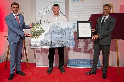 Siegerprojekt Kategorie Brachflächen: Gewerbepark Pramtal – v.l.: Wirtschafts-Landesrat Markus Achleitner, Christian Schano (KSimmo Gmbh), Werner Pamminger (Business Upper Austria) © cityfoto/Roland Pelzl