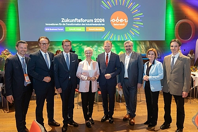 V. l.: Christian Altmann (Business Upper Austria), Joachim Haindl-Grutsch (IV OÖ), LR Markus Achleitner, Doris Hummer (WKOÖ), LH Thomas Stelzer, Andreas Stangl (AK OÖ), Iris Schmidt (AMS OÖ), Thomas Fent (Vienna Institute of Demography) © Roland Pelzl/cityfoto.at