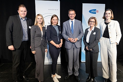 V. l.: Christopher Schuster (Leiter Aus- und Weiterbildung, HR-Marketing und Recruiting BMW Group Werk Steyr), Conny Dürnberger (Moderation), Julia Zautner (Head of Human Ressources EREMA), Wirtschafts-Landesrat Markus Achleitner, Iris Schmidt (Landesgeschäftsführerin AMS OÖ), Magdalena Burtscher (Policy Analyst im Direktorat für Arbeitsmarkt OECD) ©cityfoto/Roberta Pelzl-Mairwöger