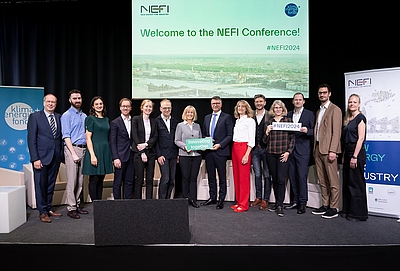 Bei der NEFI-Konferenz 2024 (v. l.): Thomas Bürgler (K1-MET GmbH), Alex Fitzgerald (Department for Energy, Security & Net Zero, UK), Melanie Jans-Singh (Department for Energy, Security & Net Zero, UK), Philipp Irschik (Energie Steiermark AG), Isabella Plimon (BMK), Bernd Vogl (Klima- und Energiefonds), Christiane Egger (Energiesparverband OÖ/NEFI), Andreas Kunz (INNIO Group), Elvira Lutter (Net-Zero Industries Mission), Thomas Kienberger (Montanuniversität Leoben/NEFI), Susanne Meyer (BMK), Bernhard Gahleitner (AIT/NEFI), Dorian Wessely (Business Upper Austria/NEFI) und Johanna Mossberg (Energieagentur Schweden)