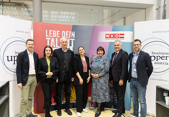 Christian Altmann (Business Upper Austria), Lisa Sigl (Landesvorsitzende-Stv. Frau in der Wirtschaft), Klaus Schobesberger (Obmann WKO Linz-Stadt), Sarah Fechter (Gemeinderätin Stadt Linz), Elisabeth Wolfsegger (GF AMS Linz), Leo Jindrak (Vizepräsident WKOÖ), Peter Polgar (Leiter WKO Linz-Stadt) © Cityfoto/Pelzl-Mairwöger