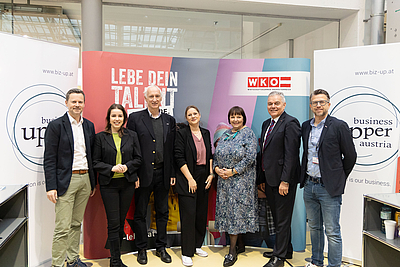 Christian Altmann (Business Upper Austria), Lisa Sigl (Landesvorsitzende-Stv. Frau in der Wirtschaft), Klaus Schobesberger (Obmann WKO Linz-Stadt), Sarah Fechter (Gemeinderätin Stadt Linz), Elisabeth Wolfsegger (GF AMS Linz), Leo Jindrak (Vizepräsident WKOÖ), Peter Polgar (Leiter WKO Linz-Stadt) © Cityfoto/Pelzl-Mairwöger